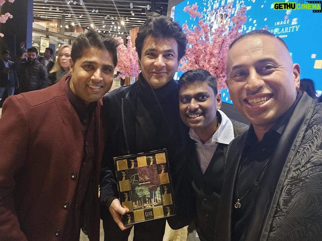 Vikas Khanna Instagram - Recently received The Most Influential Indian in the World Award by Elite Magazine. I had to post my favorite picture (pic 1) of the ceremony at Statue of Liberty with my favorites @jayisready @roni.mazumdar @chef.vijayakumar lifting me up to celebrate. Everyone knows the amount of respect I have for @unapologeticfoodsnyc @chefchintan & team. Chintan used to work with me years ago; one evening I told him in my office that he is going to touch the skies. A Chef’s true talent is dedication & attitude & he had that all in abundance. Never heard him, Roni or Vijay pulling anyone down. All lifting each others & our community (as you can see 🙈) It’s true, a real leader believes in raising the water so that all the boats rise. Moreeee power to you guys. ❤️ New York, New York