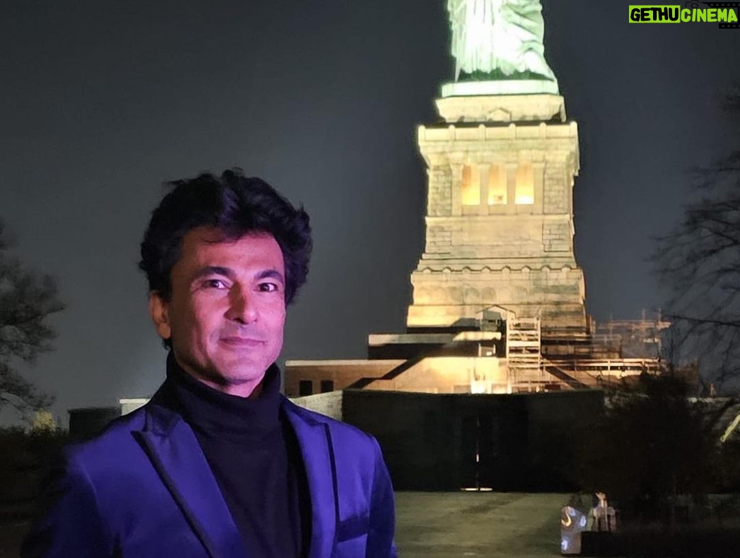 Vikas Khanna Instagram - Recently received The Most Influential Indian in the World Award by Elite Magazine. I had to post my favorite picture (pic 1) of the ceremony at Statue of Liberty with my favorites @jayisready @roni.mazumdar @chef.vijayakumar lifting me up to celebrate. Everyone knows the amount of respect I have for @unapologeticfoodsnyc @chefchintan & team. Chintan used to work with me years ago; one evening I told him in my office that he is going to touch the skies. A Chef’s true talent is dedication & attitude & he had that all in abundance. Never heard him, Roni or Vijay pulling anyone down. All lifting each others & our community (as you can see 🙈) It’s true, a real leader believes in raising the water so that all the boats rise. Moreeee power to you guys. ❤️ New York, New York