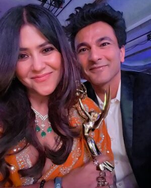 Vikas Khanna Instagram - ONE WOMAN REPRESENTING INDIA to THE WORLD AT INTERNATIONAL EMMY AWARDS. 

Ektaa you are awesome. Please hear the acceptance speech. ❤️