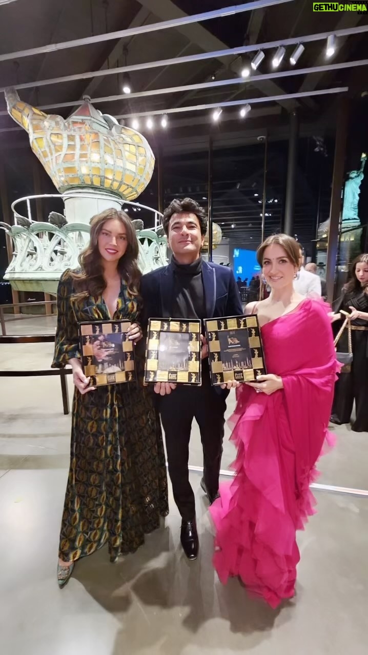 Vikas Khanna Instagram - One of the most powerful evenings in New York. Last night we received “The Most Influential Indian Awards” by Elite Magazine. I’ve never seen a ceremony sooo perfectly orchestrated in my life and that too at the Statue of Liberty. Holy Goddddd…. I’m with these 2 dynamic women, who are daughters of India……who have embraced India with so much love & dignity & India loves them back multiple times. World is our family as we say in India. Thank you @puraskar & team for creating this milestone.