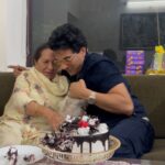 Vikas Khanna Instagram - After 23 years, celebrated my Birthday in my home in Amritsar. And of course my Plumie has stolen my heart & my Mom also. 🤣❤️🤣❤️🤣