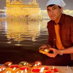 Vikas Khanna Instagram - Best wishes from the sacred place that gave me my identity & my love for cooking & feeding people. I hope I can be worthy of calling myself the son of India one day. ❤️🙏🏽 Happy Diwali from The Golden Temple. Golden Temple Amritsar