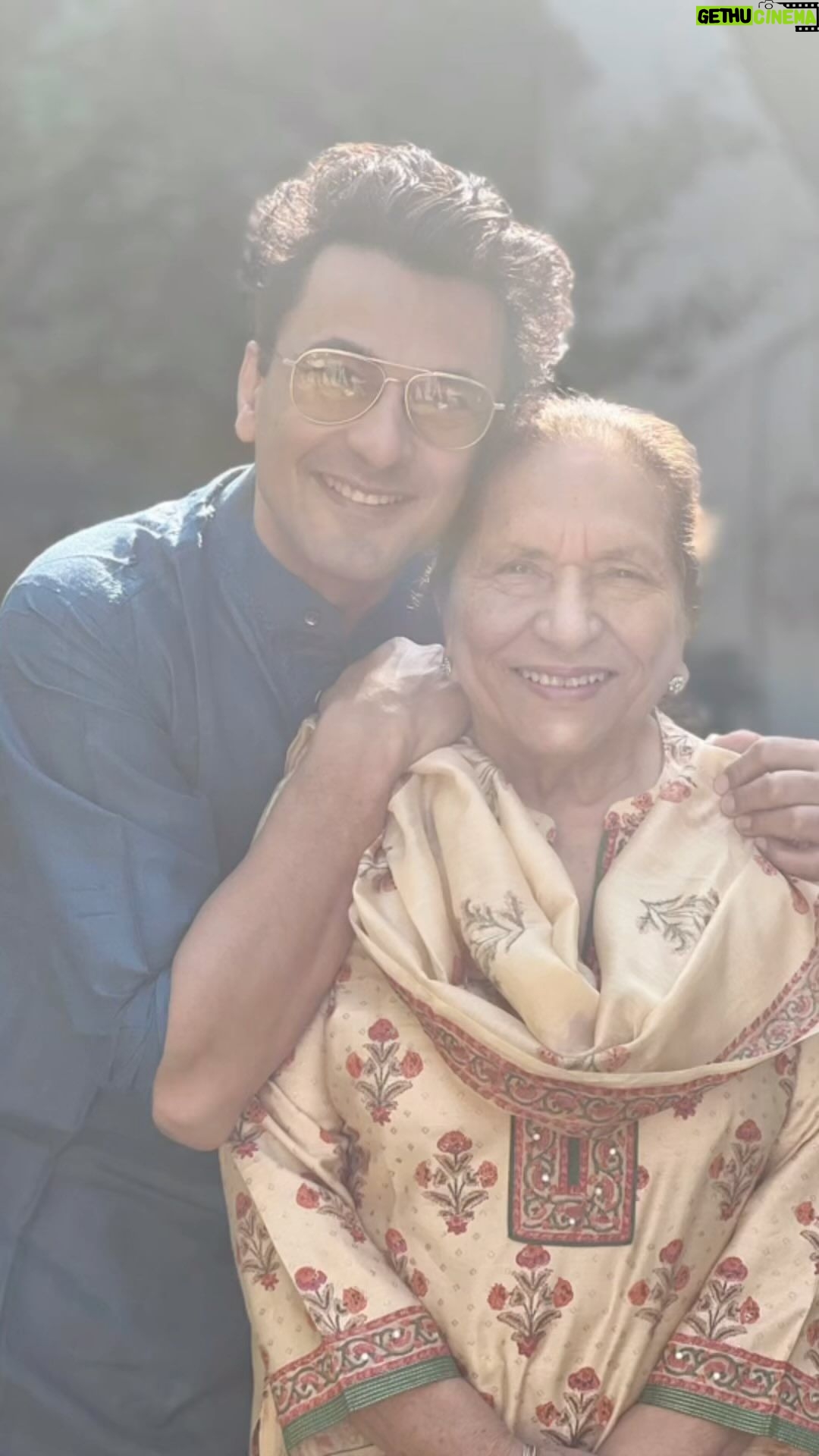 Vikas Khanna Instagram - Diwali in Amritsar 100+ years of legacy of serving best Punjabi food to generation after generation - KESAR DA DHABA Celebrating Diwali with the family that inspired my childhood and of course I have to cook & serve in any restaurant I visit in Amritsar. 🥰👨🏽🍳 @kesardadhaba Kesar Da Dhaba