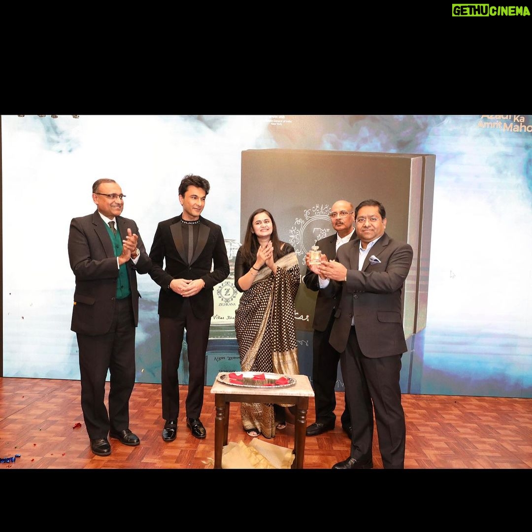 Vikas Khanna Instagram - To welcome Consulate General Mr. Randhir Jaiswal in New York, I hosted a lunch at my place 3.5 years ago. And today I attended his farewell party at @indiainnewyork In 23 years living in NY, I’ve hosted almost every diplomat….but Randhir ji & Abha ji are different. They are family. ❤️ And in years to come I saw their commitment to India & by embracing the soul of a nation & representing it with so much dignity & honor. During this time, he hosted several events from launching “Sacred Foods of India” to Zighrara perfume to Millets Dinners to Elements Chocolates to tribute to Lata Ji to Konark Wheel at Times Square to supporting @guneetmonga for Elephant Whisperers & hundreds of other events. He is a true friend & son of India. I'm getting too emotional to write about how he stood by me during Radhika's funeral. A true essence of a great leader is empathy & connection to soul. Sir, NY will miss you. Every. Single. Day. Wishing Abha ji, you & family lots of love, health & prosperity. Forever your fan & admirer. Vikas New York, New York