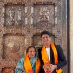 Vikas Khanna Instagram - Blessed by the divine as we begin our journey of @bungalowny on Mar 23. Humbled to touch & cook in the utensils that serve thousands of souls everyday at Durgiana Mandir. 🎥 @hkphotographybygobind 36 Days To Go!
