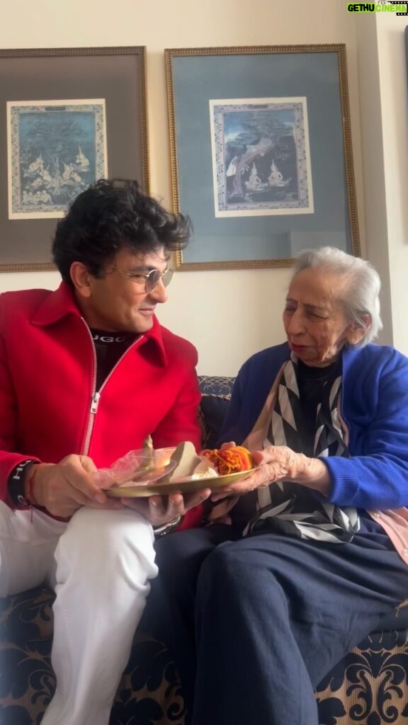Vikas Khanna Instagram - Today I went to Mrs. Sabharwal for blessings for BUNGALOW NEW YORK. When I came to the US, I started working in small Indian restaurants & banquets right away. From cleaning homes to running errands to cat sitting to cooking in homes…..I did it all. But technically my first employer was Mrs. Sabharwal. About 24 years ago she gave me $101 while working in her home & blessed me that “one day May you cook for the Presidents.” This stayed with me forever. I never used the money until I had to get admission at Culinary Institute of America at a summer course. I waited for years to use her $101. Since that day, I seek her blessings for every new project I begin. I remember that on Oct 4th, 2011 when I received my first Michelin Star, I visited her next morning for blessing. She was happier than me & told me, “India won today.” 41 Days To Go #RabRakha