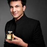 Vikas Khanna Instagram – This Valentine’s Day, gift your loved ones with the most magical creation of LOVE. 
#VikasKhannaByZighrana 

Link in the bio.