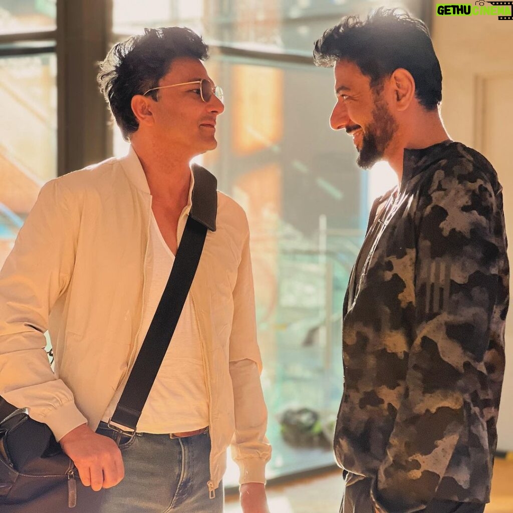Vikas Khanna Instagram - Happy Birthday to 3 greatest chefs-friends-mentors-brothers. 1. Dearest Ranveer you are my soul-friend. Some days I’m overwhelmed by your love & grateful to God that you are in my life & are my life. All said and done I can still do more push-ups than you. And Ishaan is right (listen to him). I’m his Chachu. 😜 2. Dearest Ajay, you came in my life when I was lost & taking such a risk of hosting MasterChef 14 years ago. You are a Gods child & forever praying & supporting everyone. 3. Dearest Hari. I’ve known you since I started cooking professionally in 1991. Long journey. Strong Friendship. Forever. Thank you for always always always being there. I made the music for 90 seconds, just incase 🤣🤣🤣