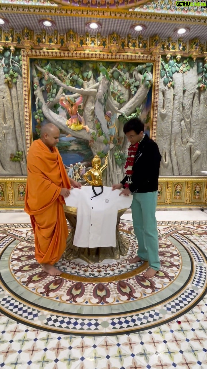 Vikas Khanna Instagram - As a ritual since 1990, I also take my chef coat to be blessed by the divine. I could be opening a restaurant in any part of the World, this tradition remains constant. I feel that there is a higher power that guides us. For me restaurant is a representative of our culture & ancestors. Cooking gets passed on from generation to generation. I took a pilgrimage to the most majestic & beautiful temple I’ve ever visited outside India. It is a man made wonder & a marvel. They also have one of the best vegetarian food I’ve had in America. ❤️ @akshardhamusa The intricacies & devotion stole my heart a million times. MUST VISIT ONCE IN A LIFETIME. #48DaysToGo Follow @bungalowny for more updates. ❤️👨🏽🍳 Akshardham Robbinsville