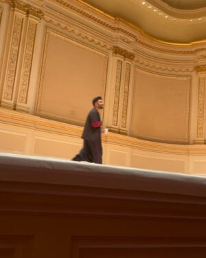 Vikas Khanna Instagram - What a history creating moment today. 
VIR DAS performed at the iconic Carnegie Hall in NY to a sold out audience. 
So much energy & brilliance on stage. 

This is not the first time Vir created history. On Nov 20th, he had won the International Emmy. 
More power to you brother for making India proud. 

XX

1. Vir enters the stage at the iconic @carnegiehall 
2.3.4. Mesmerized audience 
5. Standing applause for @virdas & @zarnagarg for 5 minutes. ❤️🥰
6.7. Backstage
8. Vir announced as a WINNER at Emmy
9. The king arrives & I shot it through Ekta Kapoor’s Emmy 
10. Backstage