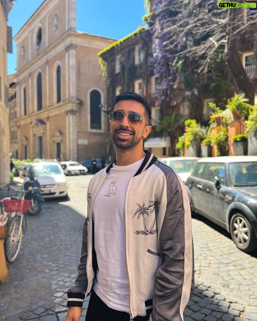 Vikram Barn Instagram - Good weather, good vibes ☀️ Rome, Italy