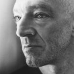 Vincent Cassel Instagram - Ptérodactyle inquiet mais heureux #impossiblenestpasfrancais❤️ London, United Kingdom
