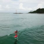 Vincent Cassel Instagram - Je crois que le Foil c’est l’évolution fracassante et naturelle du surf et de la glisse sur l’eau en général . Plus aucune friction, tu vas plus vite que l’eau, tu es rapide comme un dauphin. Tu ride des parties de la vague où tu n’aurais jamais imaginé tremper tes dérives. C’est dingue les possibilités que ça ouvre et nous n’en sommes qu’au début....Il va y avoir un peu de résistance de certains puristes mais je penses qu’avec les plus jeunes ça va complètement prendre le pas sur le reste. C’est un des plus beaux jouets qu’il m’ait été donné de tester. C’est trop trop fun et d’une élégance folle qui rappelle bizarrement les gravures de surfeurs des années 50 mélangées au surfer d’argent. 🤙🏼 #flyingforreal #foilsurfing @takumaconcept Itacaré - Bahia
