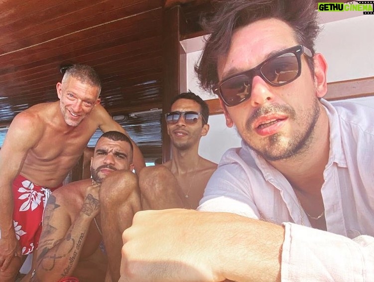 Vincent Cassel Instagram - Esses ambientes de sambistas... #domingonorio #turmafodadiafoda Ilhas Cagarras