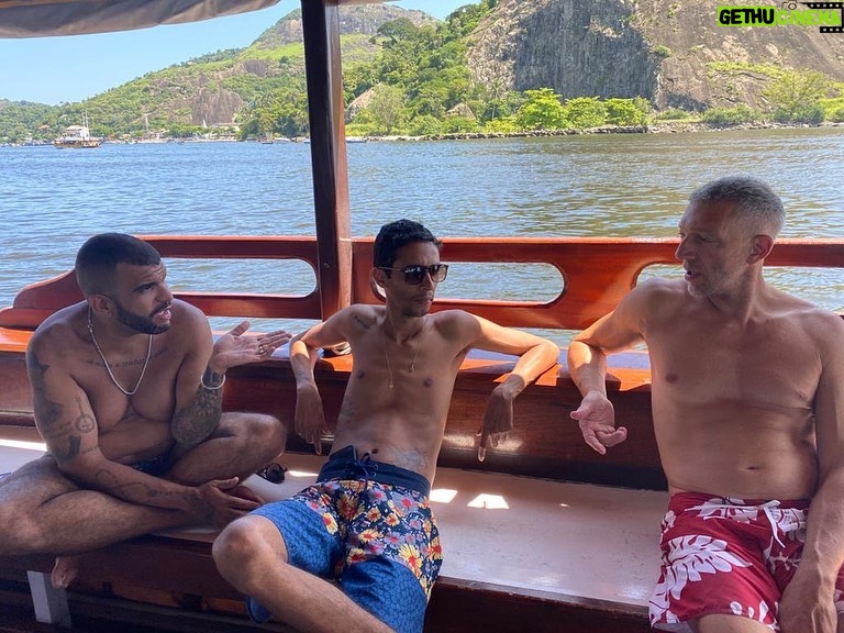 Vincent Cassel Instagram - Esses ambientes de sambistas... #domingonorio #turmafodadiafoda Ilhas Cagarras