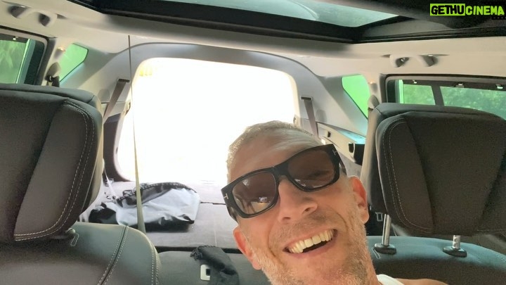 Vincent Cassel Instagram - Biarritz en automne 馃挭馃徏馃槝馃馃徏 Merci @renault_france #cooltoyz4bigboyz #foilsurfing C么te Des Basques, Biarritz