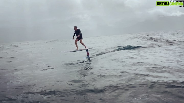 Vincent Cassel Instagram - Surfoiling my first swell💪🏼🤪🤙🏼 Thanx @reostevens @jesserichman #stoked #lifeisabeachandthenyoudie #foilsurfing @foilfeed @foiltheworld 🎶#aintthateasy @dangelo_music @westworldhbo #backstage North Shore, Oahu, Hawaii