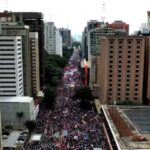 Vincent Cassel Instagram - Meanwhile in Brazil... 🇧🇷 ✊🏼✊✊🏽✊🏿 #educaçao #saude #direitosbasicos Brésil
