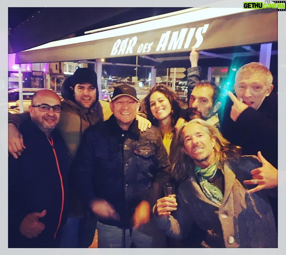 Vincent Cassel Instagram - Mesdames et Messieurs ce week-end a ouvert notre petite entreprise familiale le BAR DES AMIS à Marseille. The place to be à la Pointe rouge. Ouvert tous les jours....venez nombreux on vous attend.... Bar des Amis