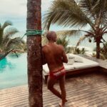 Vincent Cassel Instagram - Trabalhador brasileiro #coconutlove #trabalhandoamarquinha Bahia