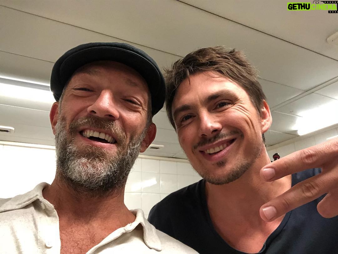 Vincent Cassel Instagram - « Roi de la vanne » sur canal+ dimanche 23 décembre avec @_gguizzzz_ #sagitariusconnection #parisbrussel 👊🏼 Paris, France