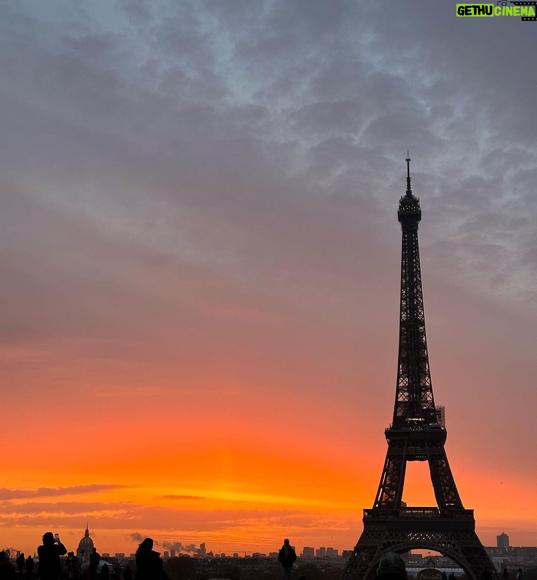 Vincent Cassel Instagram - Early bird Paris, La Ville Lumière!