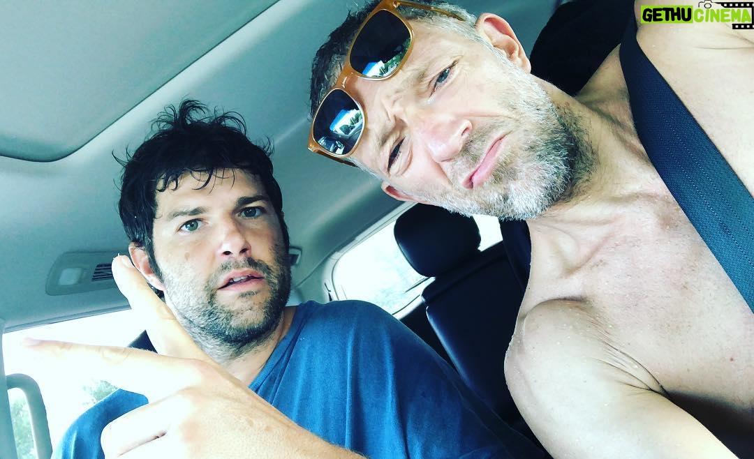 Vincent Cassel Instagram - Un autre naze insupportable, sans aucun humour, qui se la joue grave et vraiment sans aucun talent avec qui j’espère ne jamais plus tourner @o_barthelemy ❤️ #sheitan #notrejourviendra @kourtrajmeofficiel #labarbichette Biarritz, France