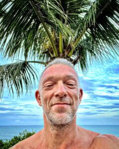 Vincent Cassel Instagram - Que na vida o hoje tem que aproveitar Porque Eu não sei se o amanhã há de chegar #revelaçao Bahia De Todos Os Santos