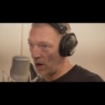 Vincent Cassel Instagram - J’ai prêté ma voix à Victor Chevalier, le nouveau personnage du jeu vidéo TEKKEN 8. J’ai découvert la série TEKKEN dans les années 1990 et j’ai été flatté qu’on m’appelle pour interpréter le premier personnage français d’un jeu aussi internationalement reconnu. J’espère qu’il vous plaira aussi ! @bandainamcofr #tekken8