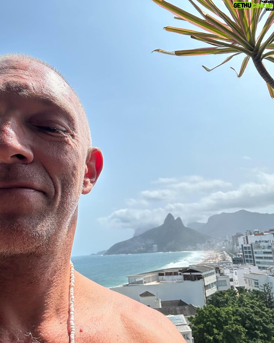 Vincent Cassel Instagram - Só queria ser feliz…eu tô #viveredeixarviver Cidade Maravilhosa - Rio de Janeiro :)