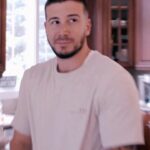 Vinny Guadagnino Instagram - NEW SEASON of @jerseyshore premiers tonight at 8pm on @mtv ! Come follow our crazy lives for another wild season of #JerseyShoreFamilyvacation !