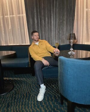 Vinny Guadagnino Instagram - Being single is crazy. One day I’m with my boo…the next I’m with yours. 
-
(ps this is a joke hence the man catching us “cheating” and the caption. She is my friend and we are not kissing)