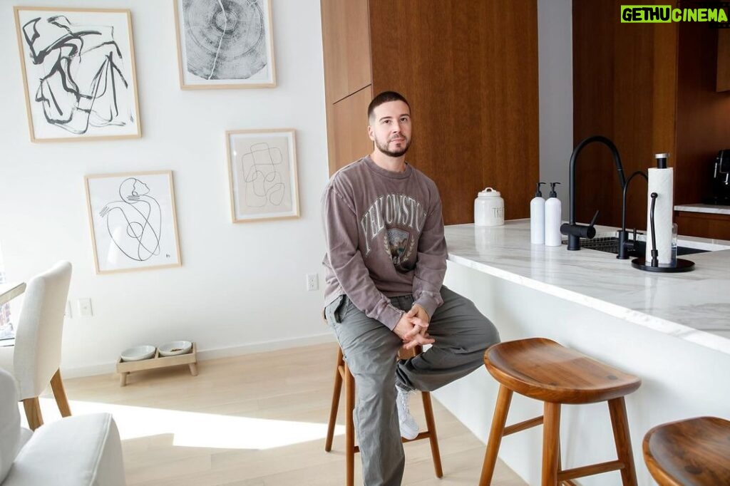 Vinny Guadagnino Instagram - Catch my lil crib on an all-new episode of #MTVCribs with two episodes tonight starting at 9:30pm on @mtv 😎 - As always shout out to @vda_designs 🏡 New York, New York