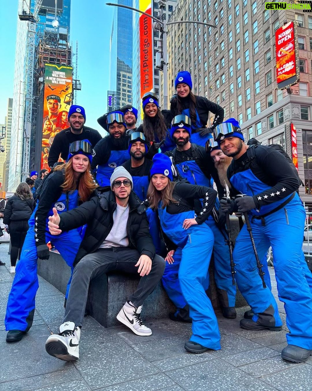 Vinny Guadagnino Instagram - Let the countdown begin…Just #100DaystoSuperBowl on CBS, Nickelodeon and streaming on Paramount+ 🏈 😜 Times Square