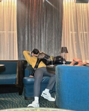 Vinny Guadagnino Instagram - Being single is crazy. One day I’m with my boo…the next I’m with yours. 
-
(ps this is a joke hence the man catching us “cheating” and the caption. She is my friend and we are not kissing)