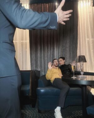 Vinny Guadagnino Instagram - Being single is crazy. One day I’m with my boo…the next I’m with yours. 
-
(ps this is a joke hence the man catching us “cheating” and the caption. She is my friend and we are not kissing)