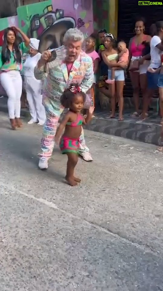 Viola Davis Instagram - Que linda 💃🏿🔥🇧🇷😍 #CutenessOverload ・・・ Com vocês, @bombom_de_mangueira , uma estrela! Da linhagem de @nelsonsargentooficial Escola de Samba é Ancestralidade Negra! Vivaaaaaaa vídeo de minha diretora amada @tatianacavalcanti #Repost @miltoncunhaoficial