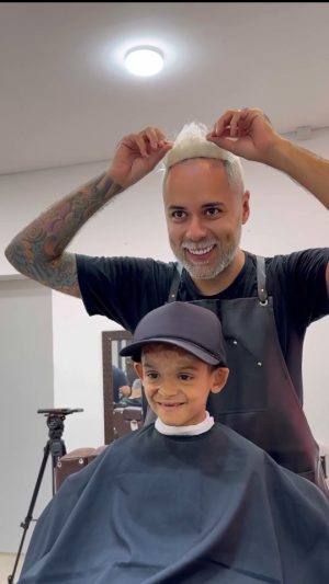 Viola Davis Instagram - My heart 🥹❤️🇧🇷🙏🏿
・・・
This barber surprises kids with new hair after they were involved in burning accidents 💇❤️

Barber: @franciscoprotesecapilar