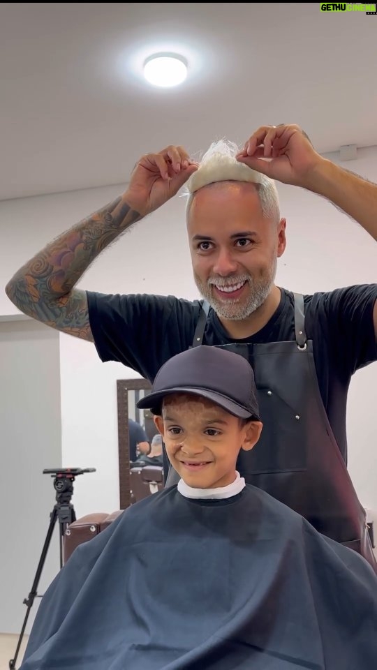 Viola Davis Instagram - My heart 🥹❤️🇧🇷🙏🏿 ・・・ This barber surprises kids with new hair after they were involved in burning accidents 💇❤️ Barber: @franciscoprotesecapilar