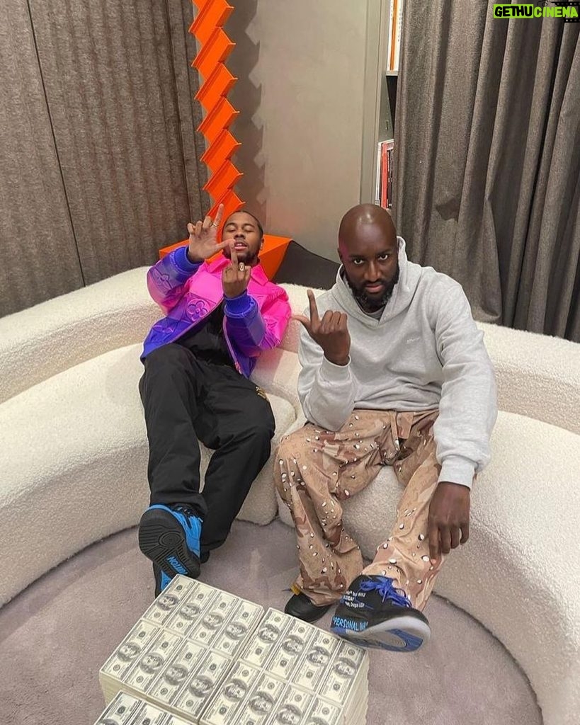 Virgil Abloh Instagram - imagine what goes on in my head if this is what i see. writing a new sets of fashion shows right now, i’ve been at the level deliver 12 collections total a year for years now for all the different OW LV stables, happily with energy to spare which is the funny part. design is implied, my bag is to consider it writing, like book-books. current nomad phase. dinner for one please. ~ first question i ask my studio when I walked in, “why are clothes even important?”… better yet “are clothes important?”… Siège Louis Vuitton