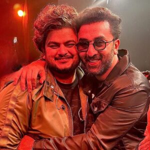 Vishal Mishra Instagram - #PehleBhiMain Tumse Mila Hu❤️ #RanbirKapoor Se Milkar Aisa Hi Laga. #Unnao Me Tha Jab Rockstar Aayi Thi.Kuch Tha Nahi Par Bohot Saare Khwaab The Jinme Se Ek Ye Bhi Tha Ki Kabhi Ap Jaise Artist Ke Sath Apni Art Share Karu & See Where Life Brings Us 🎶Thank you for your warmth Ranbir. You Are A 💎
 #Animal on 1st #December