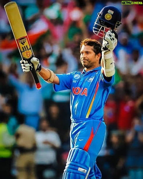 Vishal Mishra Instagram - Unnao me tab itni light nahi Thi,Par ap jab TV pe ate toh pura sheher jagmagata.Kabhi battery Lakar,Kabhi Kisi Ki Dukaan,Kabhi radio Aur na Jane Kya Kya.Apki Ek jhalak Sab theek kar Deti Thi. My childhood is 50 today🏏 Happy birthday to @sachintendulkar sir 🙏🏽Ab Yaha par bhi 100 chahiye❤️ #HappyBirthdaySachin