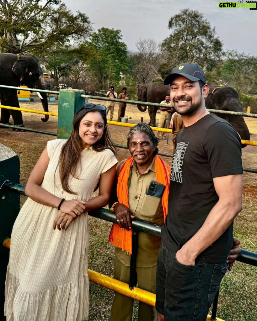 Vithika Sheru Instagram - It was so wonderful to have met Bomman Ji and all of the rescued elephants 🐘 What a pleasant evening ❤️ #elephantwhisperers