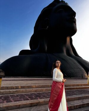 Vithika Sheru Instagram - Mesmerizing creation by @isha.foundation @adiyogi.official 

PC - @yadhaarth9 

Customized outfit by - @anasuyacouture