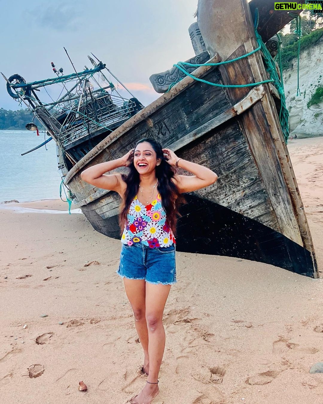 Vithika Sheru Instagram - Just chilling at the beach ❤️