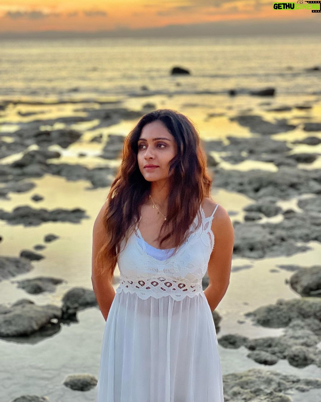 Vithika Sheru Instagram - I Sea You 🌊 🌅❤️🏝️🧿 #neil