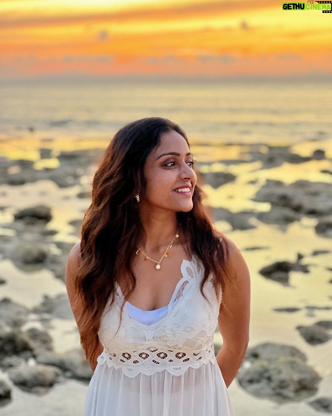 Vithika Sheru Instagram - I Sea You 🌊 🌅❤️🏝️🧿 #neil