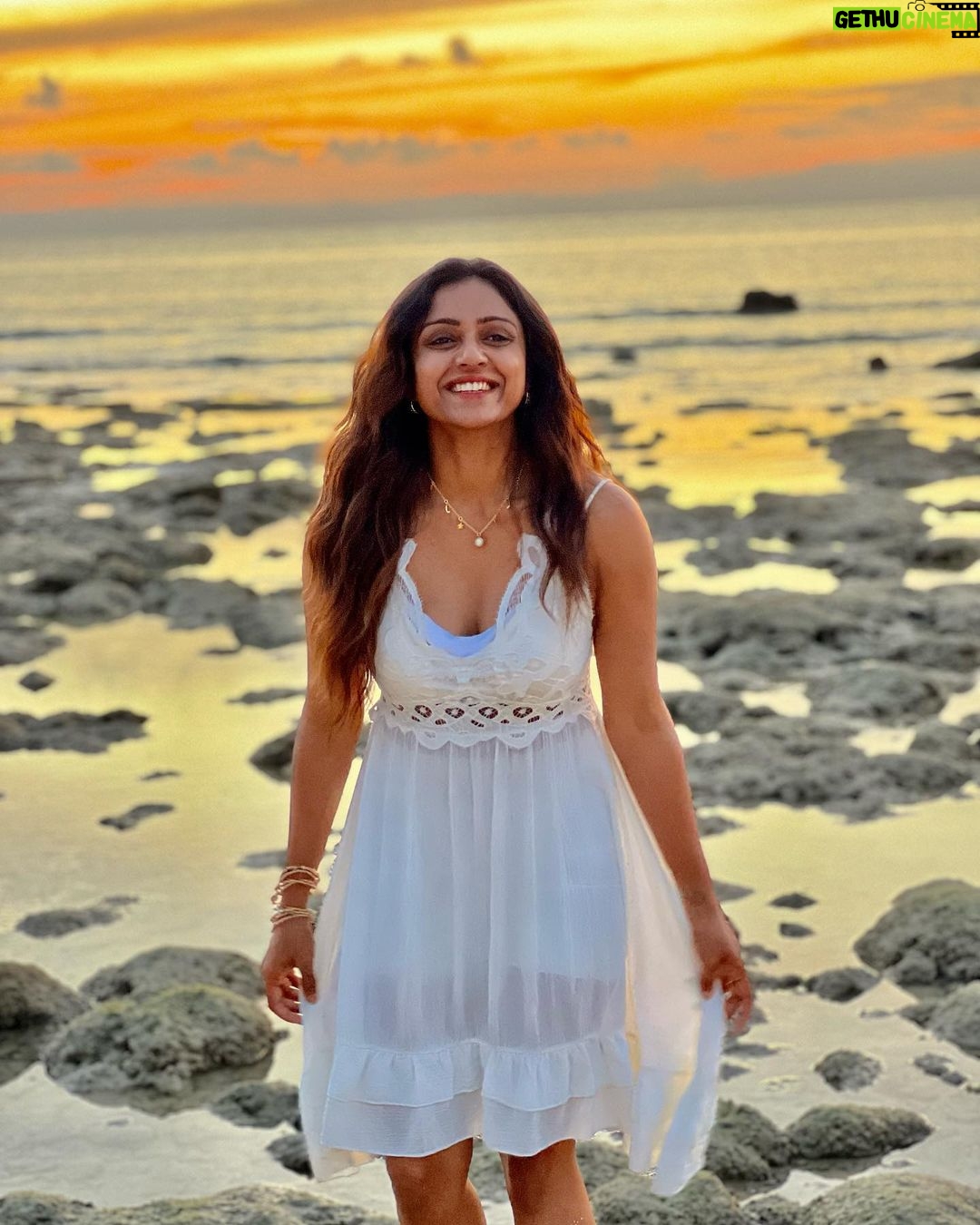 Vithika Sheru Instagram - I Sea You 🌊 🌅❤️🏝️🧿 #neil