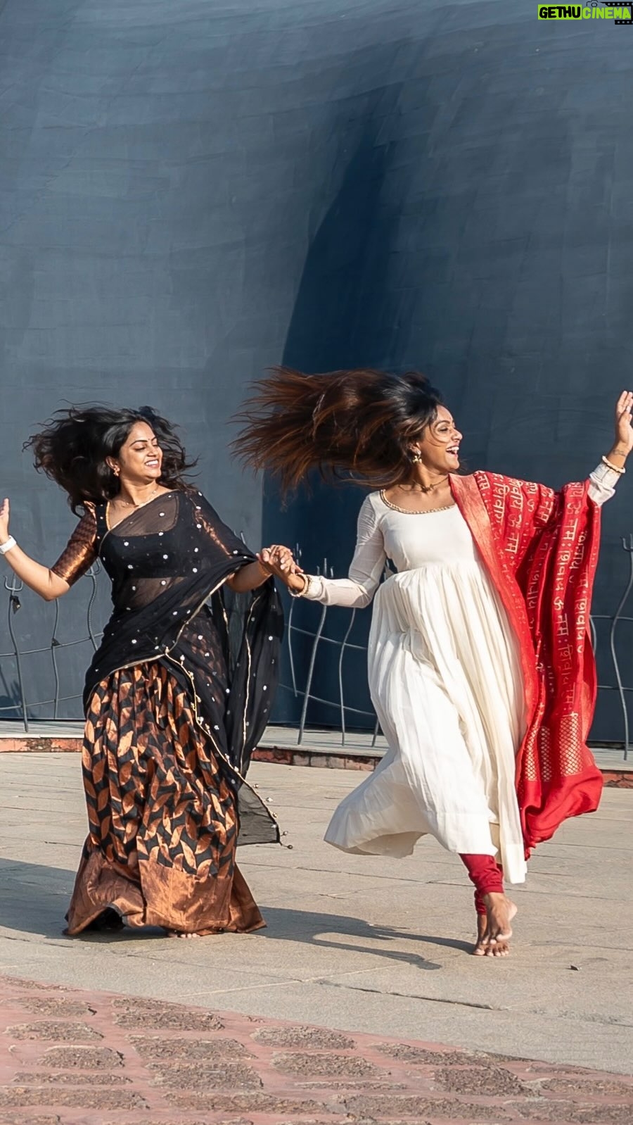Vithika Sheru Instagram - We have managed to dance like professional dancers.. how many of you want to see blupersss 😂😂 loved doing this with @divyaa__sree ❤️ cutie pie