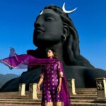 Vithika Sheru Instagram - Blessed 💜 @adiyogi.official . . . Outfit - @bhargavikunam Adiyogi Shiva statue